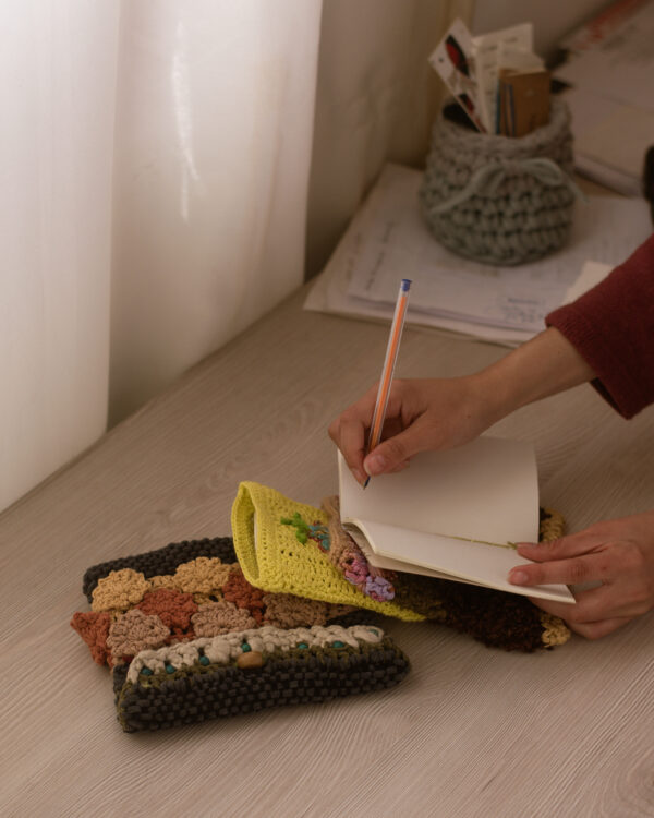 bolsa tejida con libreta artesanal